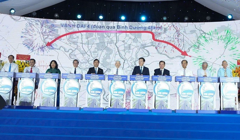 Phó thủ tướng Mai Văn Chính và lãnh đạo tỉnh Bình Dương phát lệnh lễ khởi công Dự án.