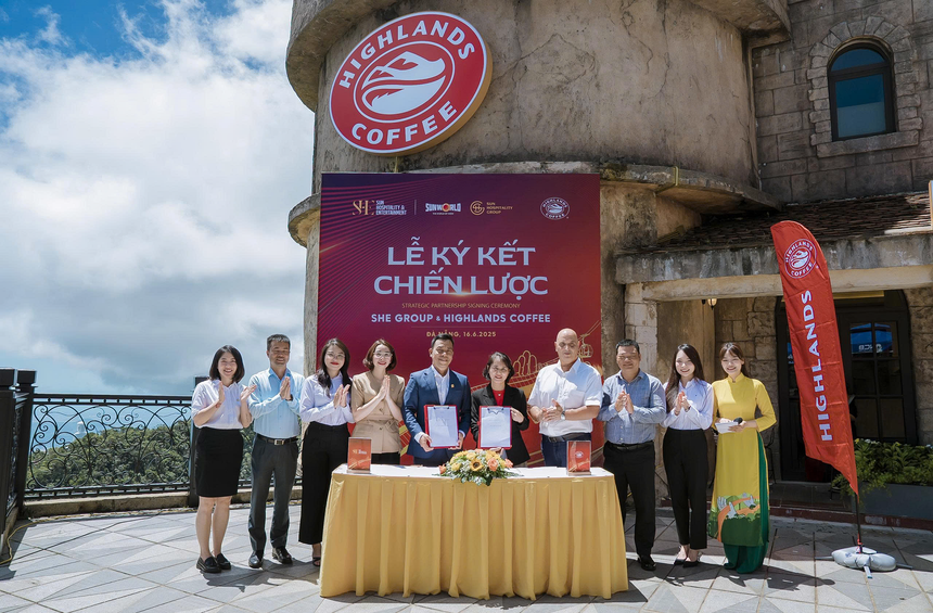 Lễ ký kết có sự chứng kiến của đại diện lãnh đạo SHE group và Highlands Coffee