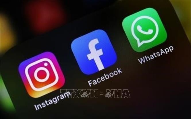 Biểu tượng Instagram, Facebook và WhatsApp trên điện thoại thông minh. Ảnh: Kyodo/TTXVN