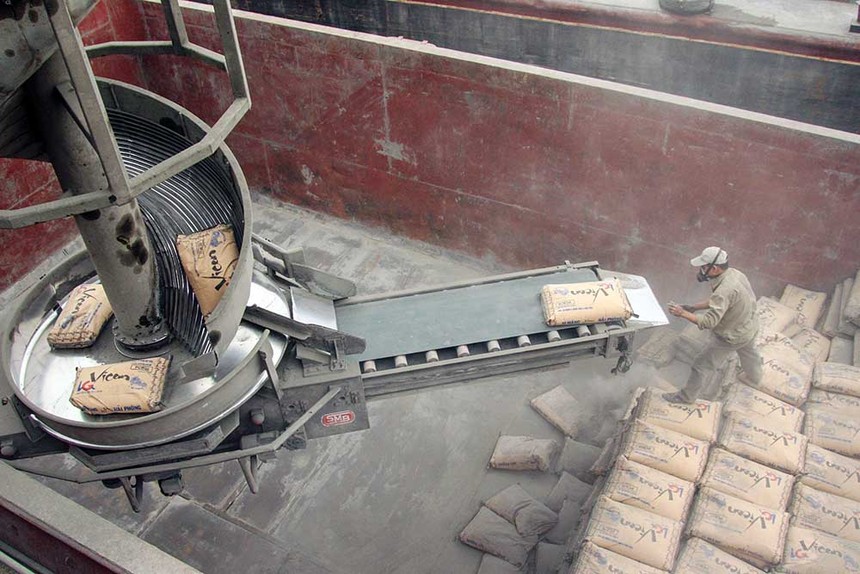Tình trạng khan hiếm cát, đá, gạch xây dựng tác động đến tiêu thụ xi măng trong nước thời gian gần đây Ảnh: Đức Thanh 