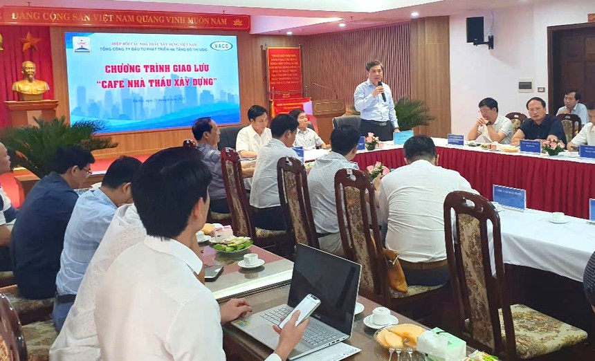 Ông Lê Quyết Tiến, Cục trưởng Cục Kinh tế - Quản lý đầu tư xây dựng (Bộ Xây dựng) phát biểu với các nhà thầu.