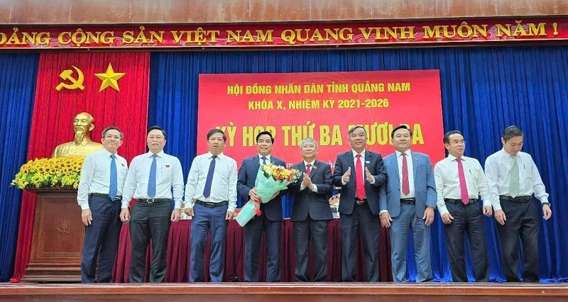Lãnh đạo tỉnh Quảng Nam tặng hoa chúc mừng ông Lê Văn Dũng. 