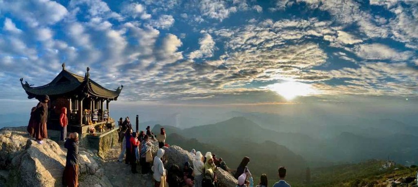 Phật tử, du khách đón bình minh trên đỉnh thiêng Yên Tử. Ảnh: Quảng Ninh Portal.