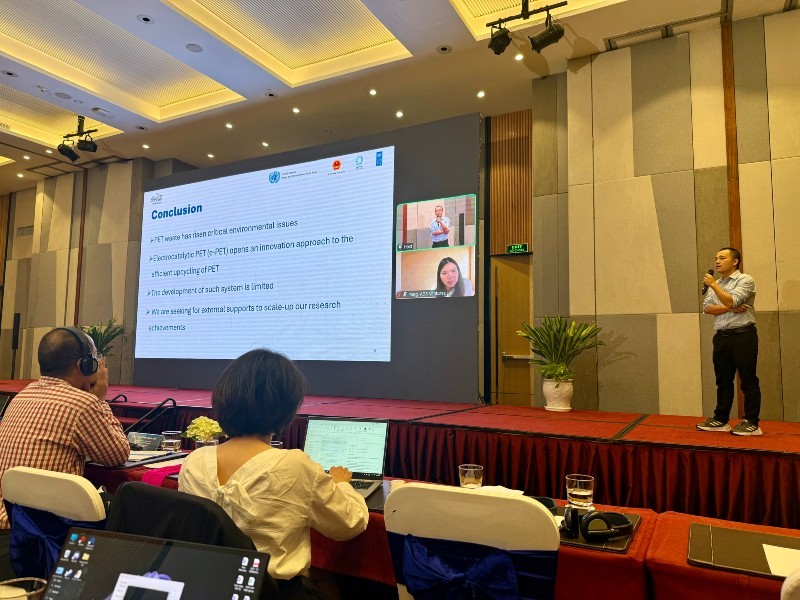 Các đội thi đang trình bày ý tưởng về giảm rác thải nhựa.