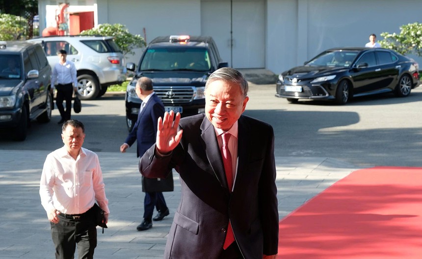 Tổng Bí thư Tô Lâm dẫn đầu đoàn công tác của Trung ương dự lễ công bố TP.HCM mới. Ảnh: Trọng Tín.