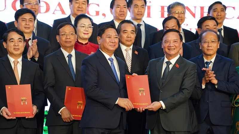 Phó chủ tịch Thường trực Quốc hội Nguyễn Khắc Định trao quyết định cho ông Trần Quốc Nam, Chủ tịch UBND tỉnh Khánh Hòa. 