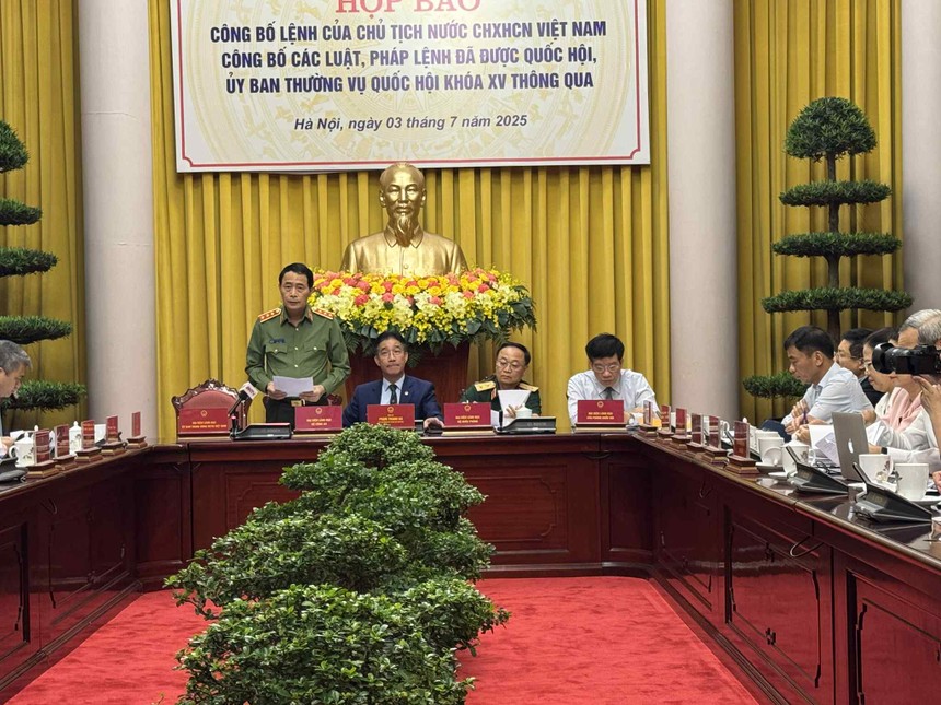 Thứ trưởng Bộ Công an Lê Quốc Hùng giới thiệu nội dung của Luật. 