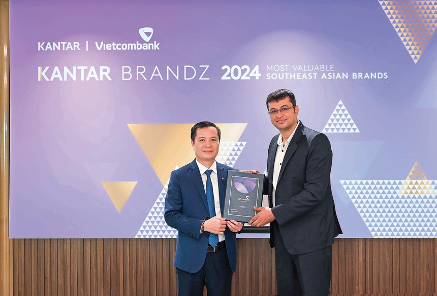 Đại diện Vietcombank, ông Lê Hoàng Tùng - Phó tổng giám đốc (bên trái) nhận chứng nhận “Top 30 thương hiệu giá trị nhất Đông Nam Á” từ đại diện Kantar, ông Sumit Kamra - Giám đốc Phát triển Chiến lược Kantar Insights