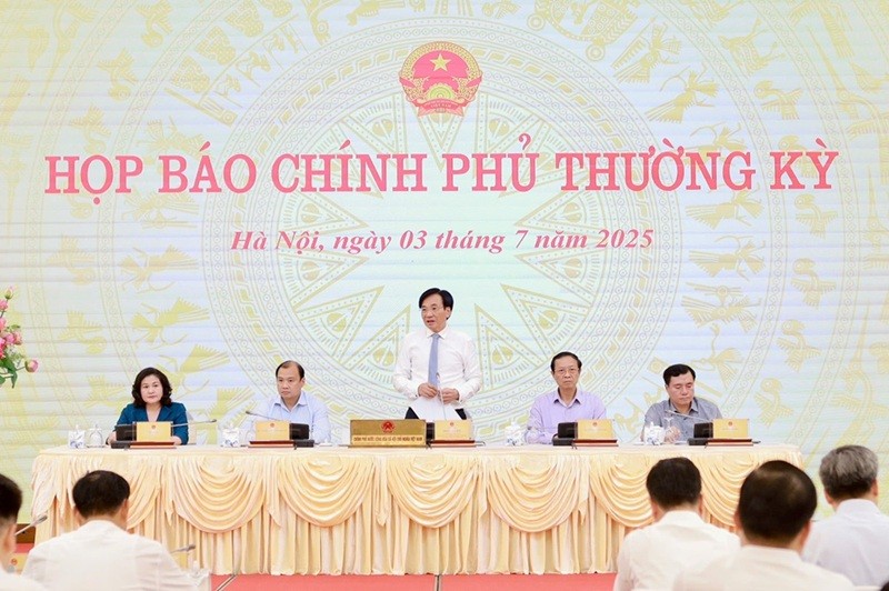 Bộ trưởng, Chủ nhiệm Văn phòng Chính phủ Trần Văn Sơn trả lời báo chí tại buổi họp báo. (Ảnh: Mạnh Tuấn).