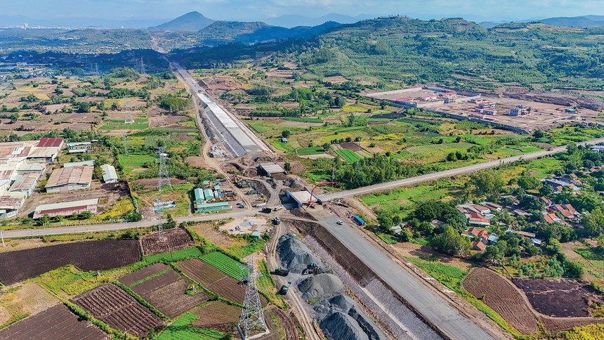 Đầu tư công tăng tốc tạo lực đẩy cho các ngành xây lắp, hạ tầng, viễn thông...