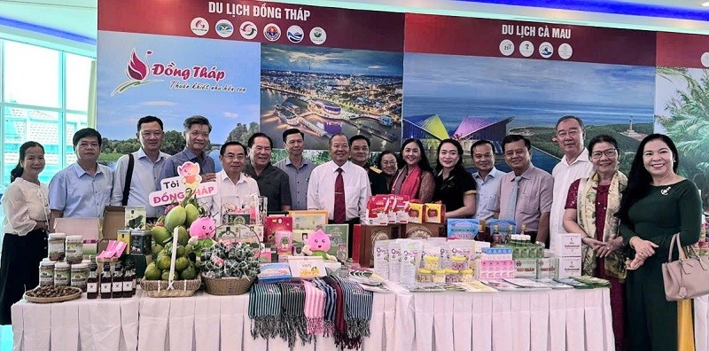 Lãnh đạo Hiệp hội Du lịch ĐBSCL và đại biểu tham quan, trải nghiệm gian hàng sản phẩm OCOP phục vụ du khách của tỉnh Đồng Tháp tại buổi Họp mặt