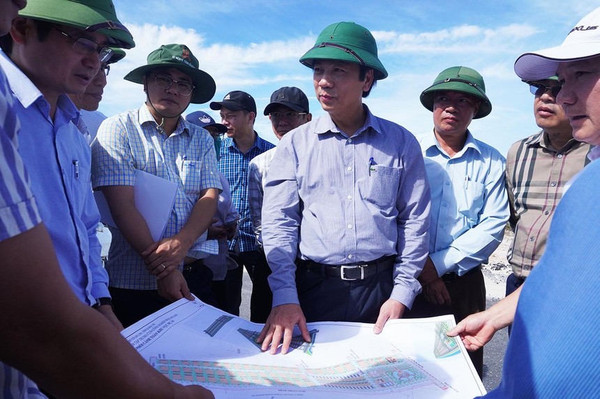 Phó chủ tịch Thường trực UBND tỉnh Quảng Trị Hoàng Nam (thứ tư, trái ảnh) trong một chuyến kiểm tra thực địa dự án. Ảnh: Trường Nhật