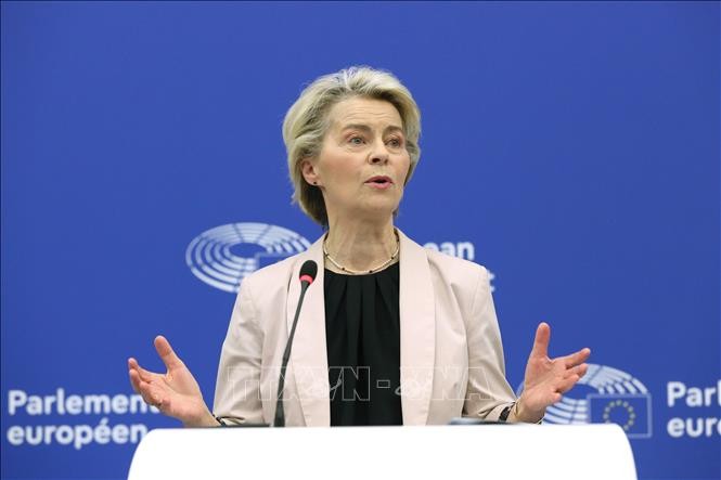 Chủ tịch Ủy ban châu Âu Ursula von der Leyen phát biểu tại Strasbourg, Pháp. Ảnh: THX/TTXVN