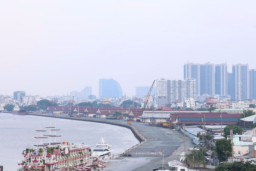 Một khu đất nhà kho rộng 11.000 m2 tại khu cảng Khánh Hội có tiền thuê đất năm 2025 lên tới gần 21 tỷ đồng, do đơn giá thuê đất bị đẩy lên gần 2 triệu đồng/m2. Ảnh: Lê Toàn