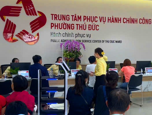 Phường Thủ Đức đưa robot vào phục vụ nước uống cho người dân ngồi chờ làm thủ tục