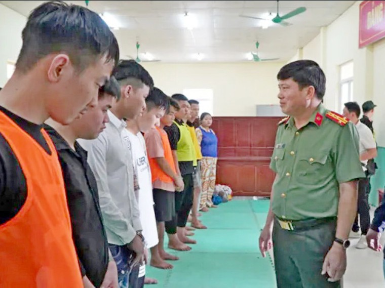 Đại tá Vũ Văn Đấu, Giám đốc Công an tỉnh Điện Biên làm việc với các đối tượng. Ảnh: CA Điện Biên.