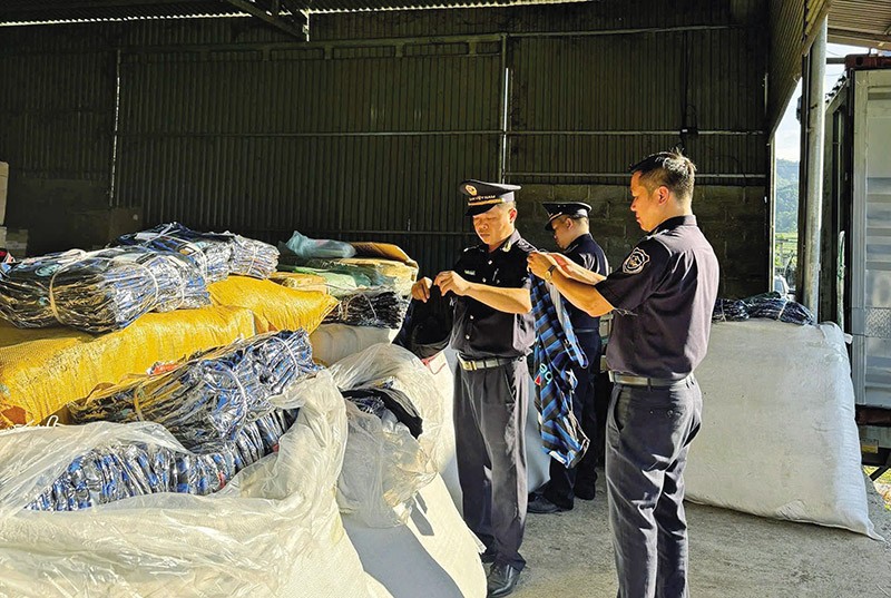 Hải quan đang thu giữ hàng giả, hàng không rõ nguồn gốc xuất xứ buôn lậu vào Việt Nam. Ảnh: Hồng Vân 