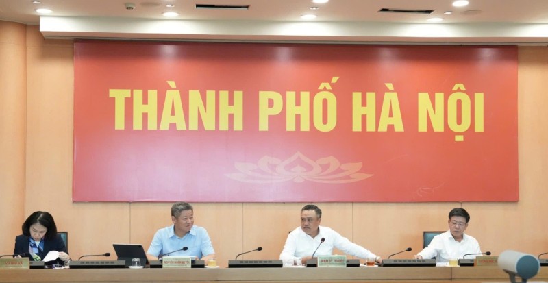 Chủ tịch UBND thành phố Hà Nội Trần Sỹ Thanh phát biểu chỉ đạo tại cuộc họp.