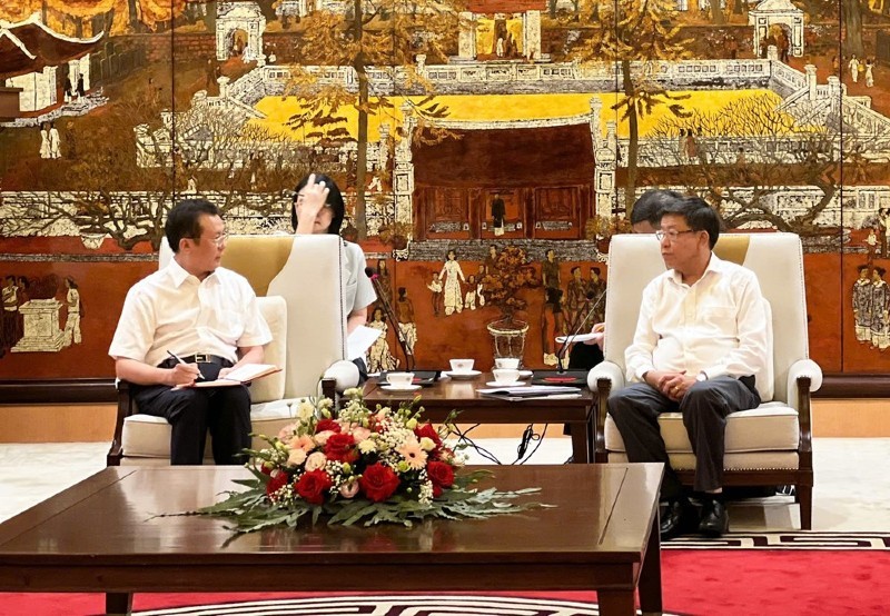 Phó chủ tịch UBND TP. Hà Nội Dương Đức Tuấn tiếp ông Tằng Tinh Hoa, Chủ nhiệm Ủy ban Giám sát và Quản lý Tài sản Nhà nước Trùng Khánh (Trung Quốc). Ảnh: Hoàng Linh