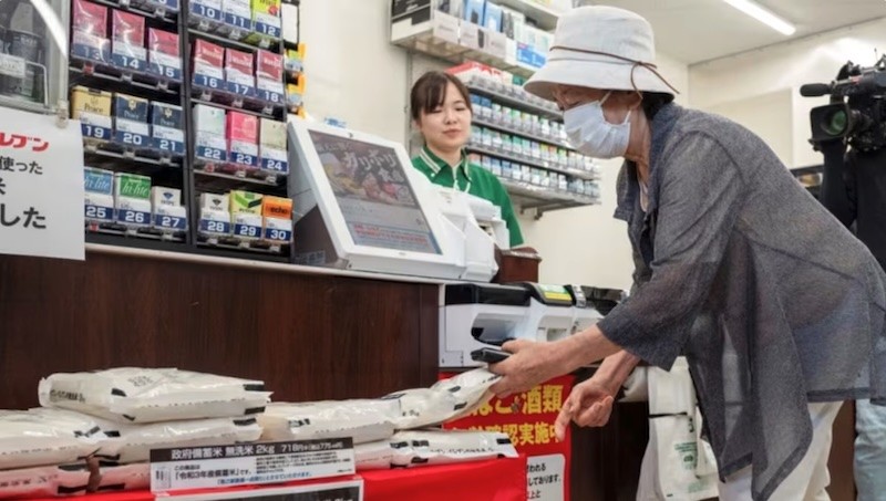 Người tiêu dùng chọn mua gạo dự trữ của chính phủ Nhật Bản được bày bán tại một cửa hàng tiện lợi Seven-Eleven Japan ở thủ đô Tokyo vào ngày 17/6/2025. Ảnh: AFP