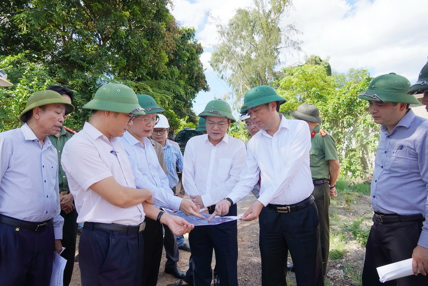 Phó chủ tịch UBND tỉnh Quảng Trị Phan Phong Phú (hàng đầu, thứ 3 từ phải ảnh) kiểm tra tiến độ thực hiện công trình Đường nối từ đường tránh Quốc lộ 1 đi nhánh Đông đường Hồ Chí Minh