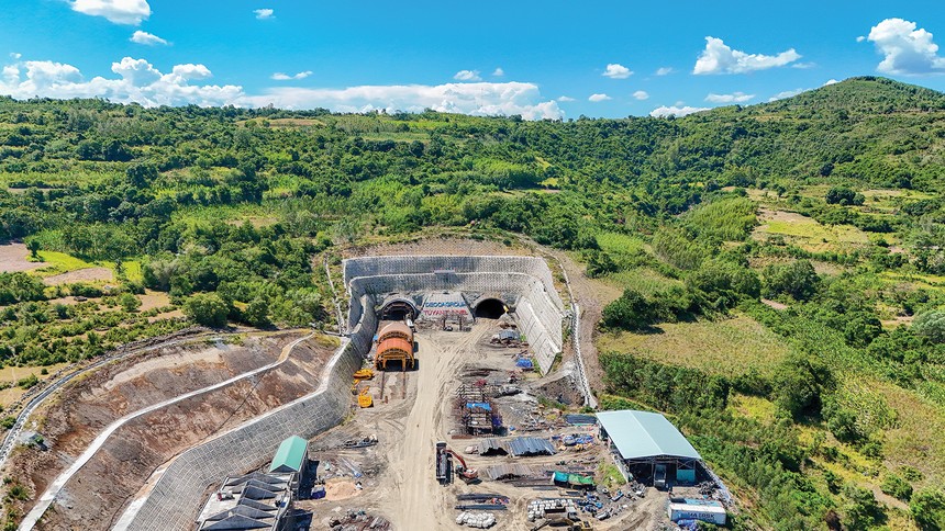 Các doanh nghiệp xây dựng hạ tầng đang có một nguồn công việc khổng lồ nhờ đầu tư công được đẩy mạnh