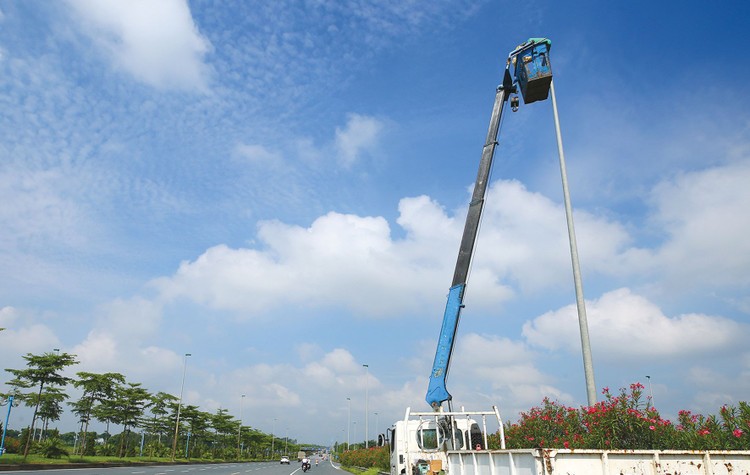 Gói thầu số 24 Thi công xây dựng điện chiếu sáng thuộc Dự án Đầu tư xây dựng tuyến đường bộ ven biển, đoạn qua tỉnh Ninh Bình (giai đoạn I) thuộc lĩnh vực thi công lắp đặt thiết bị điện. Ảnh minh họa: Nhã Chi