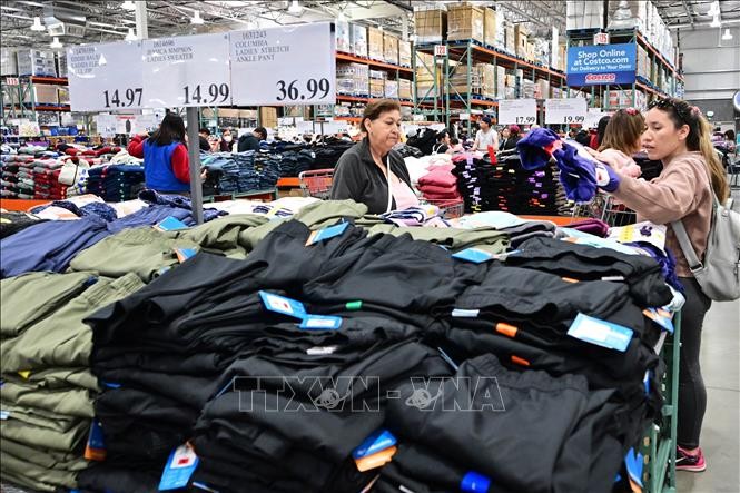 Người dân mua sắm tại một siêu thị ở Monterey Park, California Mỹ. Ảnh: AFP/TTXVN