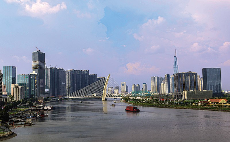 TP.HCM đang nỗ lực thực hiện hàng loạt giải pháp để thúc đẩy tăng trưởng GRDP 6 tháng cuối năm, hoàn thành mức “khoán tăng trưởng” được giao. Ảnh: Lê Toàn 