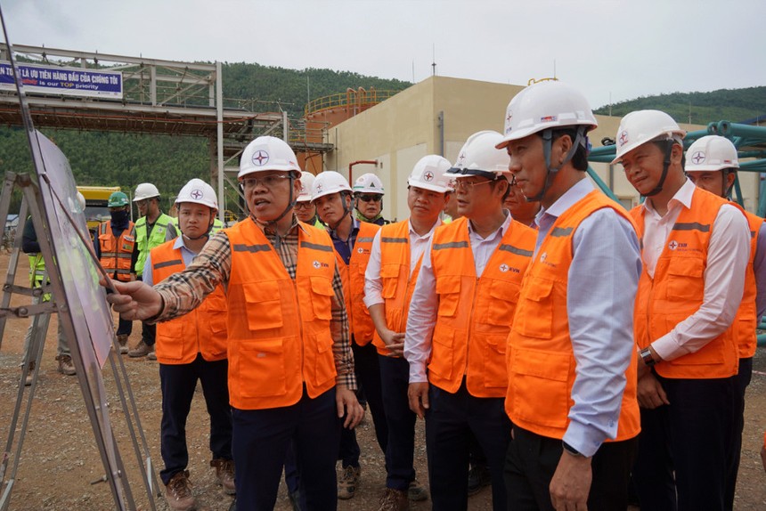 Phó chủ tịch Thường trực UBND tỉnh Quảng Trị Hoàng Nam (thứ ba, phải ảnh) nghe báo cáo tiến độ các dự án tại Trung tâm Điện lực Quảng Trạch