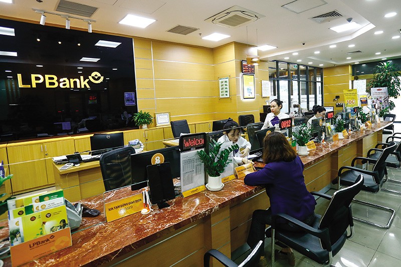 Tuy cắt giảm mạnh nhân sự, song LPBank lại mạnh tay chi cho nhân viên. Ảnh: Đức Thanh 