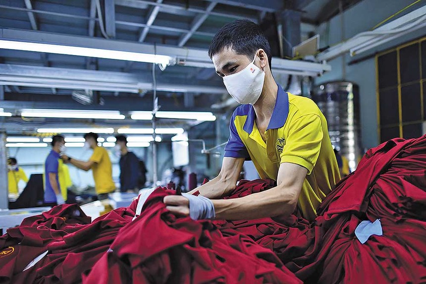 Doanh nghiệp dệt may đang phụ thuộc nhiều vào nguồn nguyên phụ liệu nhập khẩu (Ảnh: L.T) 