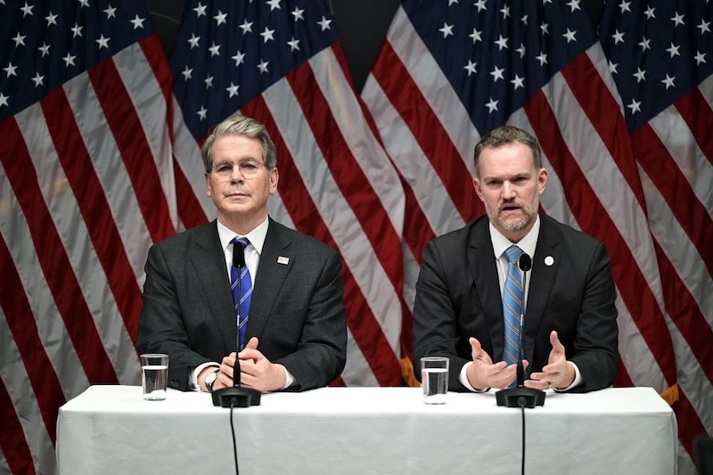 Bộ trưởng Tài chính Mỹ Scott Bessent (bìa trái) cùng Đại diện Thương mại Mỹ Jamieson Greer tại một cuộc họp báo diễn ra ở tòa nhà Rosenbad, thủ đô Stockholm, Thụy Điển sau khi vòng đàm phán thương mại lần thứ 3 giữa Mỹ và Trung Quốc kết thúc vào ngày 29/7/2025. Ảnh: AFP 