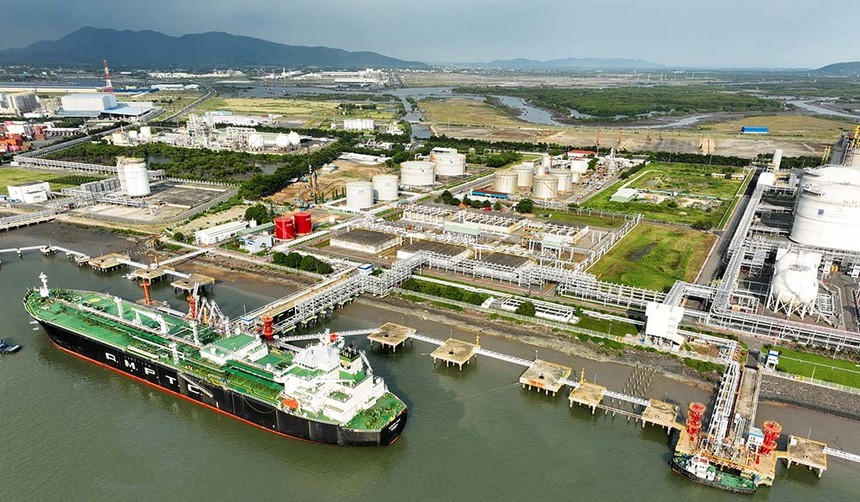 Hiện còn vướng mắc về cơ chế, chính sách trong phát triển điện khí LNG và điện gió ngoài khơi. Trong ảnh: Kho cảng LNG Thị Vải 