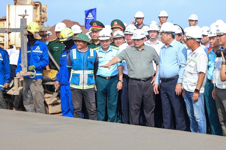 Thủ tướng kiểm tra tiến độ thi công đường cất hạ cánh thứ 2 của Sân bay Long Thành - Ảnh: VGP