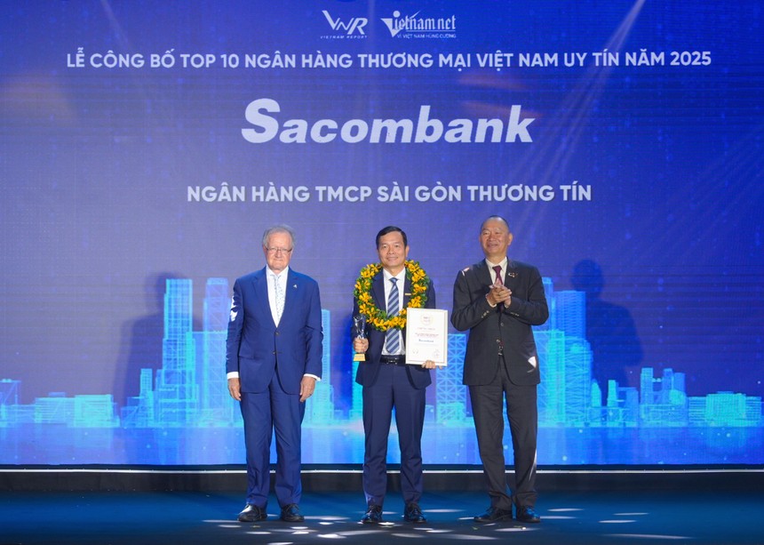 Đại diện Sacombank, ông Hà Văn Trung – Phó tổng giám đốc Sacombank nhận giải thưởng từ Ban tổ chức.