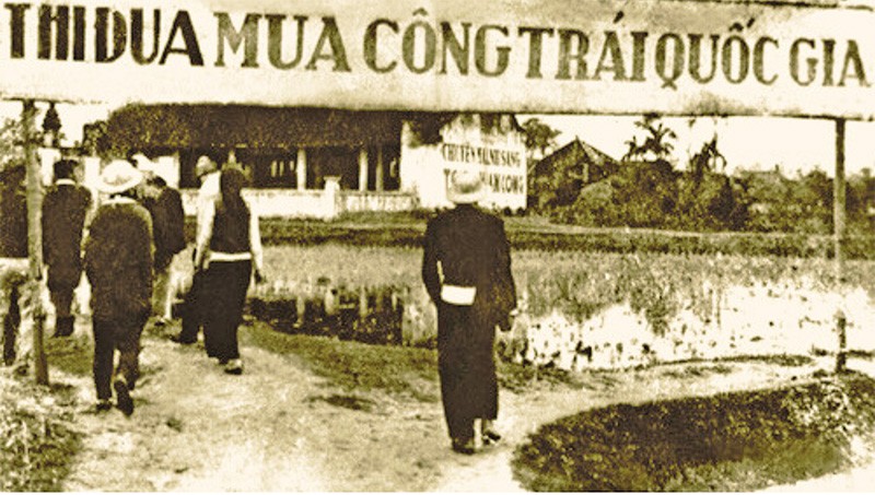 Người dân hăng hái tham gia mua Công trái Quốc gia. Ảnh: Tư liệu 