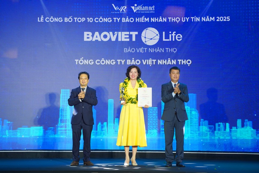 Lãnh đạo Bảo Việt Nhân thọ nhận giải 
