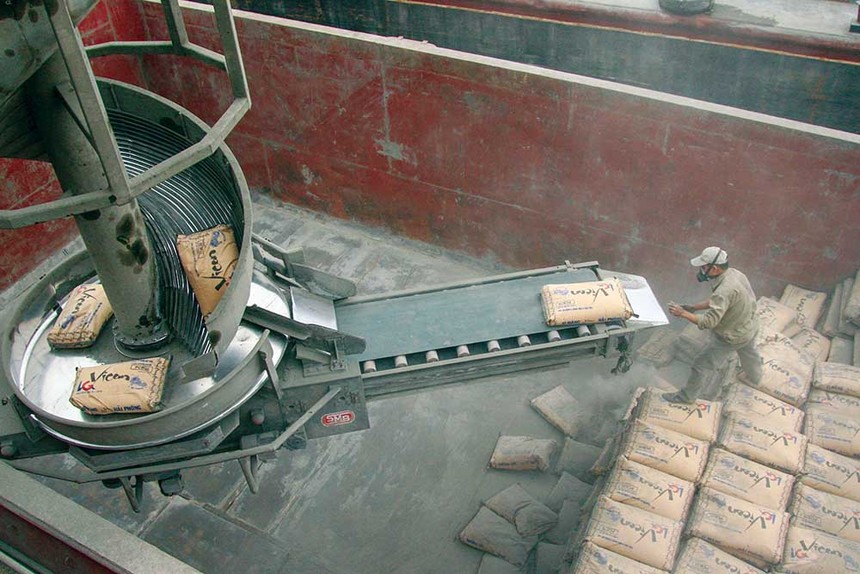 Công suất sản xuất xi măng của Việt Nam đạt 123 triệu tấn/năm, trong khi tiêu thụ trong nước c hỉ 65 - 70 triệu tấn/năm, nên áp lực xuất khẩu rất lớn. Ảnh: Đức Thanh 
