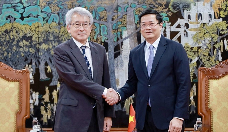 Thứ trưởng Nguyễn Đức Tâm (bên phải) và ông Hataeda Mikio tại buổi tiếp. Ảnh: Mạnh Tuấn.