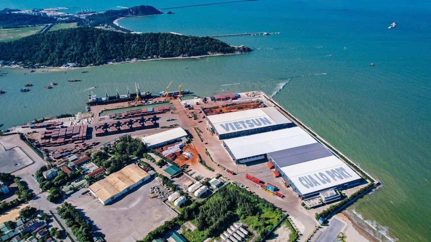 Toàn cảnh luồng và cảng Cửa Lò - Nghệ An.