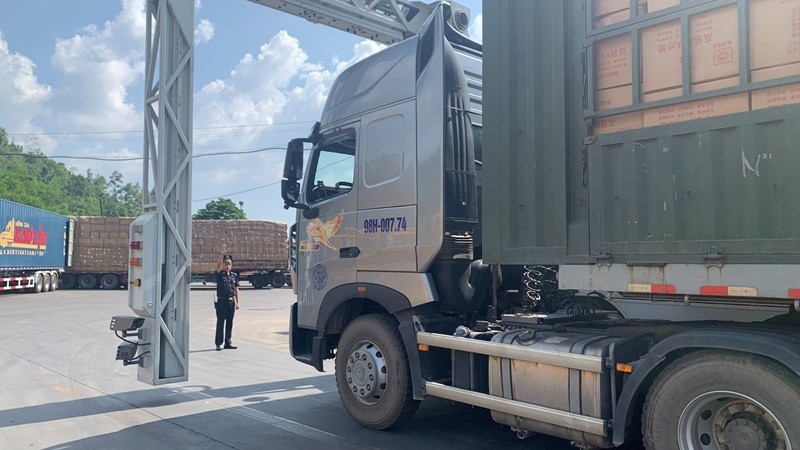 Hoạt động soi chiếu container của cơ quan hải quan.