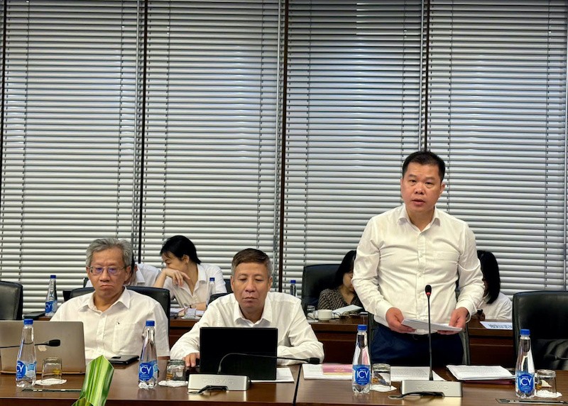 Ông Lê Thế Phúc, Vụ trưởng Vụ Pháp chế và Quản lý khoa học (Tòa án nhân dân Tối cao) trình bày một số nội dung chủ yếu của dự thảo luật tại tọa đàm. Ảnh Diệu Huyền. 