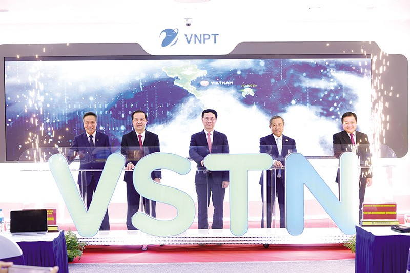 Khai trương tuyến cáp đất liền VSTN. Ảnh: Đức Thanh