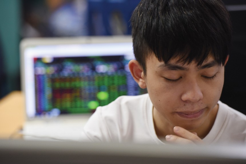 Không ít nhà đầu tư tiếc hùi hụi khi chốt lời xong thì cổ phiếu vẫn tiếp tục đi lên