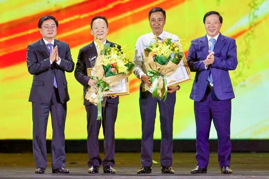 Chủ tịch Ủy ban nhân dân tỉnh Tây Ninh đã trao tặng bằng khen cho Tập đoàn T&T và cá nhân doanh nhân Đỗ Quang Hiển, Nhà sáng lập, Chủ tịch điều hành Tập đoàn T&T Group vì những đóng góp tích cực cho sự phát triển kinh tế xã hội của địa phương.