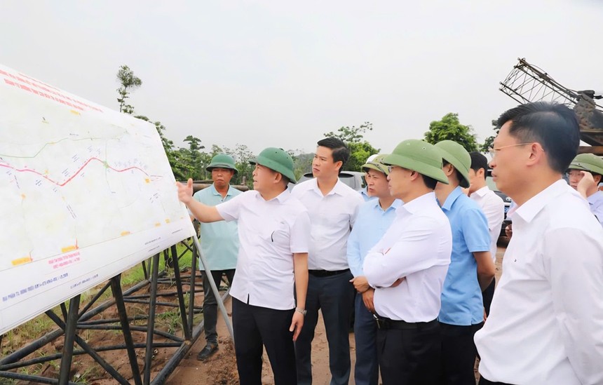 Ông Phạm Đức Ấn, Chủ tịch UBND tỉnh Quảng Ninh chỉ đạo đẩy nhanh tiến độ thi công đường ven sông nối cao tốc Hạ Long - Hải Phòng đến khu vực Đông Triều. Ảnh: Đỗ Phương