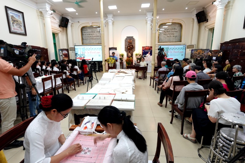 Quang cảnh sự kiện "Sợi chỉ thời gian". Ảnh: Hồ Hạ