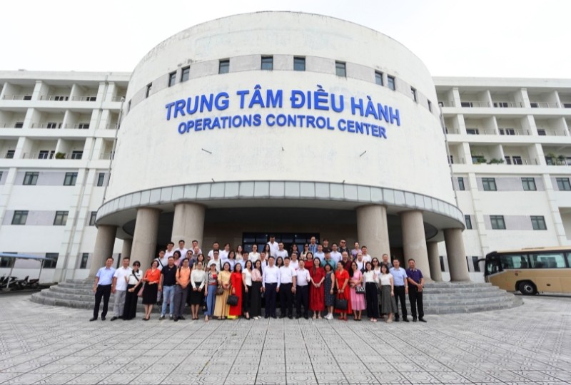 Sáng 13/8, Sở Du lịch Hà Nội phối hợp với Công ty TNHH MTV đường sắt Hà Nội và các doanh nghiệp Lữ hành trên địa bàn Thành phố khảo sát sản phẩm du lịch thuộc tuyến đường sắt đô thị số 2A (Hà Đông - Cát Linh). Ảnh: Hồ Hạ. 