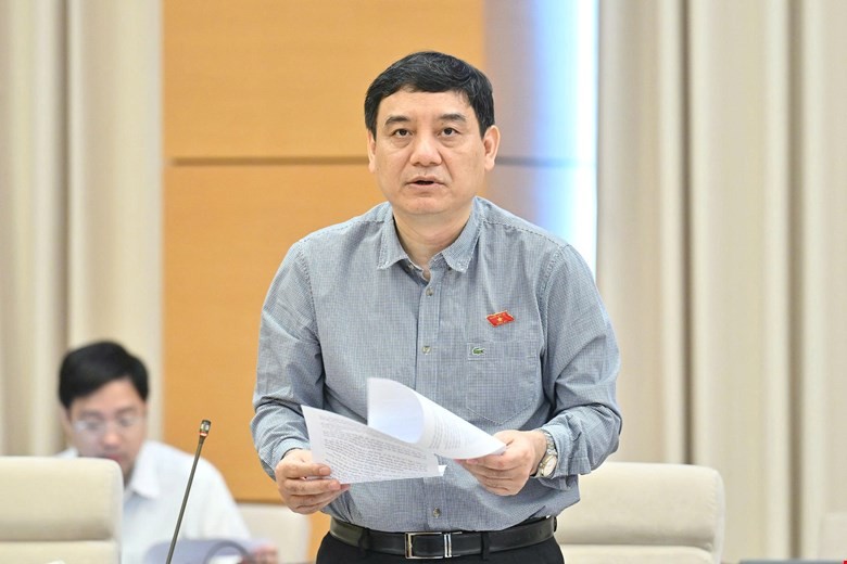 Chủ nhiệm Ủy ban Văn hóa và Xã hội Nguyễn Đắc Vinh trình bày báo cáo thẩm tra sơ bộ. 